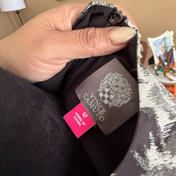 Vince Camuto Black and White V-Neck Floral Print Midi Dress - Picture 5 of 5